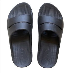 Oofos Mens sandals. Like NEW, bought in December, gently worn 5 times.